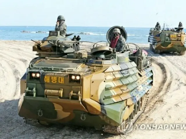21年、護国訓練を行う海兵隊の装甲車＝（聯合ニュース）