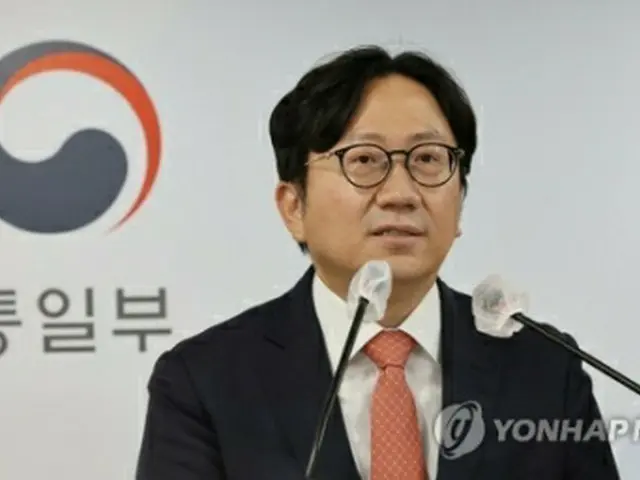 会見を行う統一部の趙重勲（チョ・ジュンフン）報道官＝17日、ソウル（聯合ニュース）