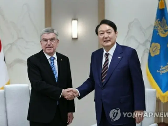 握手を交わす尹大統領（右）とバッハ氏（大統領室提供）＝（聯合ニュース）≪転載・転用禁止≫