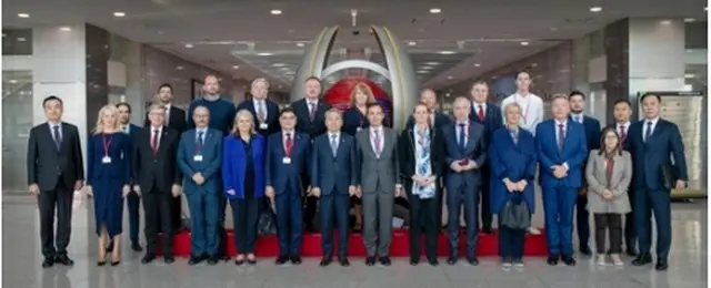 国防部庁舎で記念撮影するＮＡＴＯ加盟国国会議員の代表団（同部提供）＝（聯合ニュース）≪転載・転用禁止≫