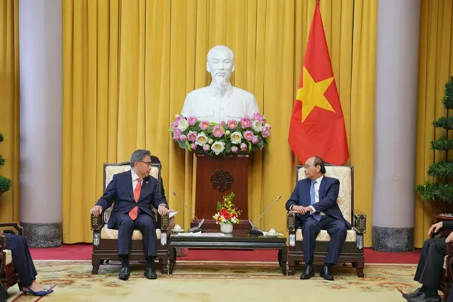 韓国の朴振外相（左）が18日（現地時間）ベトナム・ハノイで、グエン・スアン・フック国家主席と話しを交わしている様子（画像提供:wowkorea）