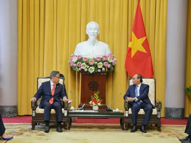 韓国の朴振外相（左）が18日（現地時間）ベトナム・ハノイで、グエン・スアン・フック国家主席と話しを交わしている様子（画像提供:wowkorea）