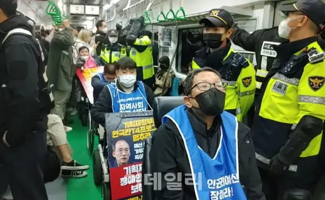 全障連、地下鉄デモを再開…ソウル地下鉄2・9号線が「混雑」（画像提供:wowkorea）