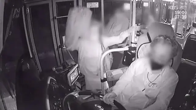 「おい、ドア開けろ」走行中のバス車内で15分間叫び続けた女、動画が拡散＝韓国（画像提供:wowkorea）