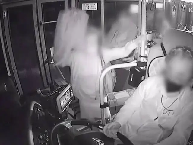 「おい、ドア開けろ」走行中のバス車内で15分間叫び続けた女、動画が拡散＝韓国（画像提供:wowkorea）