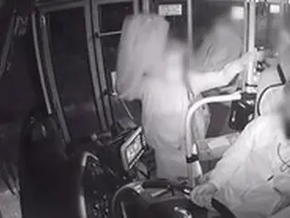 「おい、ドア開けろ」走行中のバス車内で15分間叫び続けた女、動画が拡散＝韓国