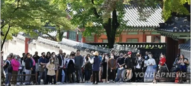 ソウルにある朝鮮王朝時代の宮殿、昌徳宮を訪れた外国人観光客＝（聯合ニュース）