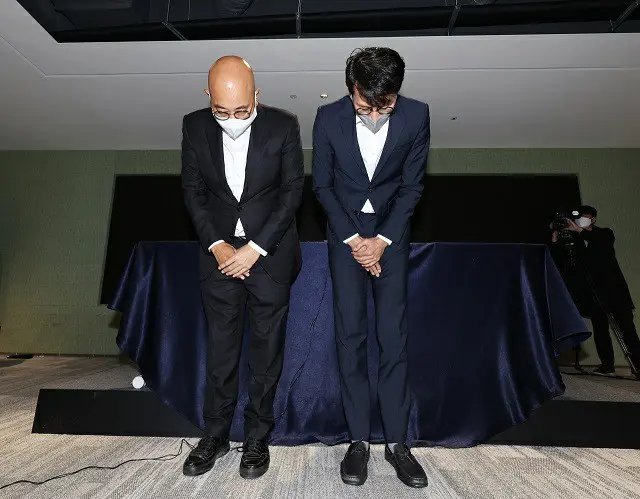 カカオのナムグン・フン代表（左）が19日午前、韓国城南市で開かれた記者会見で謝罪している様子（画像提供:wowkorea）