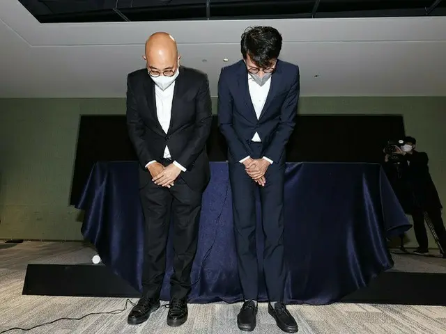 カカオのナムグン・フン代表（左）が19日午前、韓国城南市で開かれた記者会見で謝罪している様子（画像提供:wowkorea）