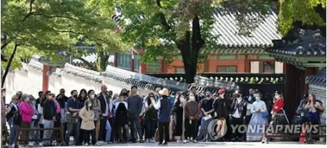 ソウルにある朝鮮王朝時代の宮殿、昌徳宮を訪れた外国人観光客＝（聯合ニュース）