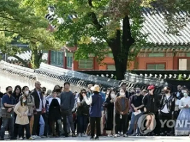 ソウルにある朝鮮王朝時代の宮殿、昌徳宮を訪れた外国人観光客＝（聯合ニュース）