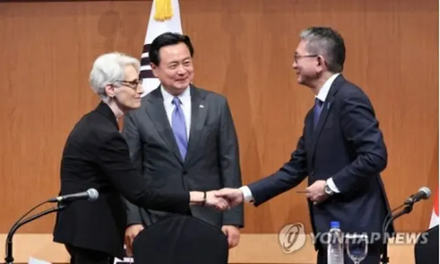 ６月８日、ソウルで会談後、共同記者会見を行った（左から）米国のシャーマン国務副長官、韓国の趙賢東・外交部第１次官、日本の森健良外務次官＝（聯合ニュース）