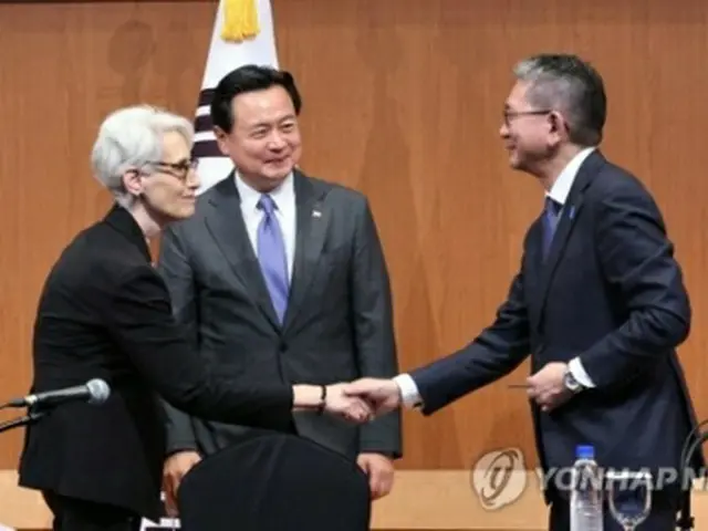 ６月８日、ソウルで会談後、共同記者会見を行った（左から）米国のシャーマン国務副長官、韓国の趙賢東・外交部第１次官、日本の森健良外務次官＝（聯合ニュース）