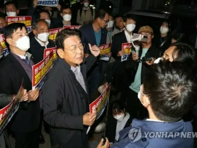 党本部前で家宅捜索に抗議する共に民主党の議員（共同取材）＝１９日、ソウル（聯合ニュース）