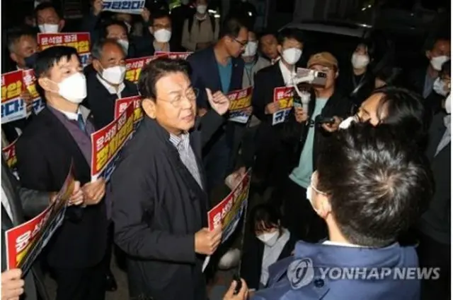 党本部前で家宅捜索に抗議する共に民主党の議員（共同取材）＝１９日、ソウル（聯合ニュース）