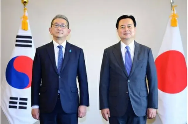 今年６月にソウルで会談した森氏（左）と趙氏（外交部提供）＝（聯合ニュース）≪転載・転用禁止≫