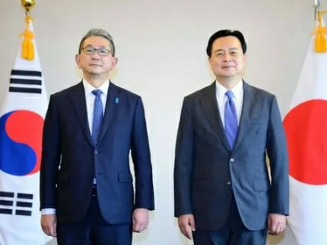 今年６月にソウルで会談した森氏（左）と趙氏（外交部提供）＝（聯合ニュース）≪転載・転用禁止≫