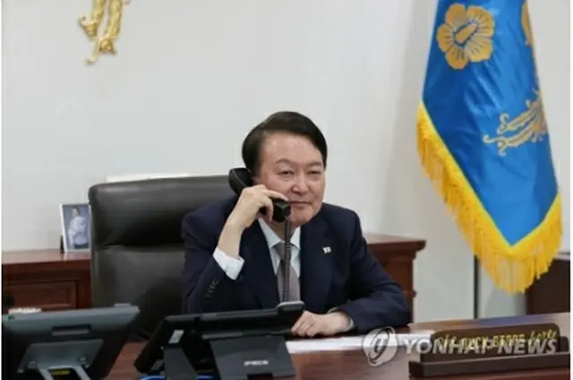 シシ大統領と電話会談する尹大統領（大統領室提供）＝（聯合ニュース）≪転載・転用禁止≫