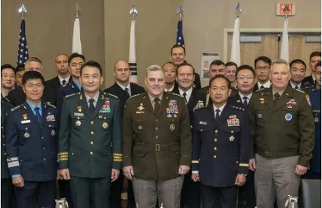 会談を行った（前列左2人目から右へ）韓国の金承謙・合同参謀本部議長、米国のミリー統合参謀本部議長、日本の山崎幸二統合幕僚長（合同参謀本部提供）＝（聯合ニュース）≪転載・転用禁止≫