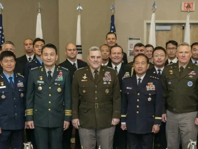 会談を行った（前列左2人目から右へ）韓国の金承謙・合同参謀本部議長、米国のミリー統合参謀本部議長、日本の山崎幸二統合幕僚長（合同参謀本部提供）＝（聯合ニュース）≪転載・転用禁止≫