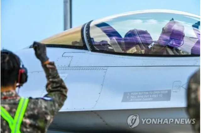 空軍戦闘機の操縦士（空軍提供）＝（聯合ニュース）≪転載・転用禁止≫