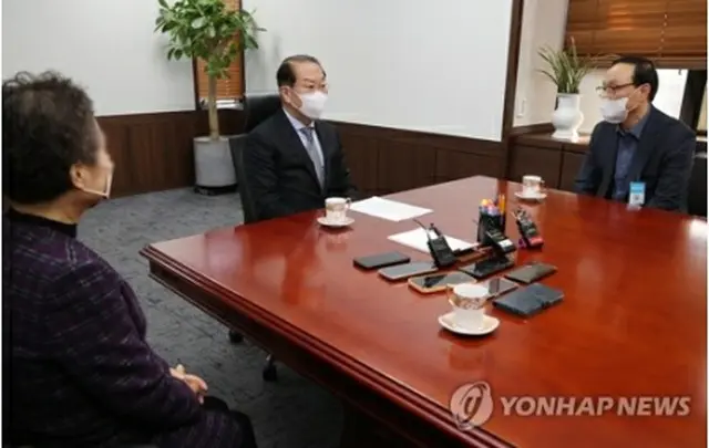 北朝鮮に拘束された人の家族と面会する韓国の権寧世・統一部長官（中央）＝２１日、ソウル（聯合ニュース）