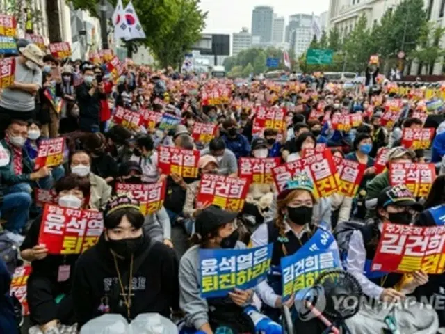 １０月１日にソウルで開かれた反政府集会の様子＝（聯合ニュース）