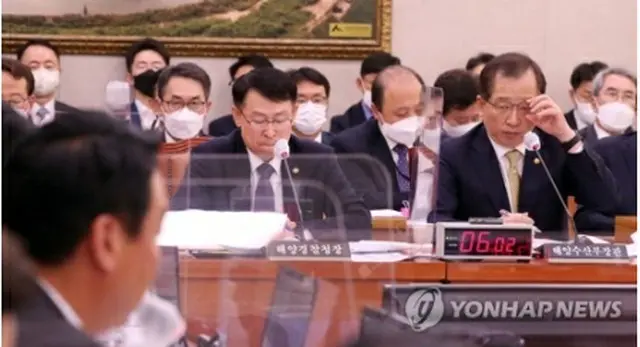 国政監査に出席した趙承煥氏（右・国会写真記者団）＝２１日、ソウル（聯合ニュース）