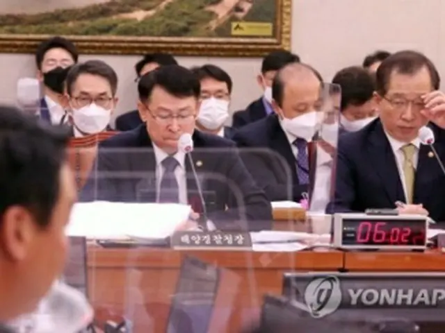 国政監査に出席した趙承煥氏（右・国会写真記者団）＝２１日、ソウル（聯合ニュース）