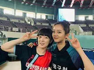 ヘリ（Girl’s Day）、誰とでもすぐ仲良くなれる親和力…卓球選手ソ・ヒョウォンとピースサイン