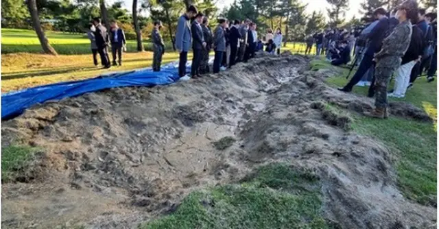 １２日、玄武２Ｃが落下した基地を視察する最大野党「共に民主党」の国会議員ら＝（聯合ニュース）