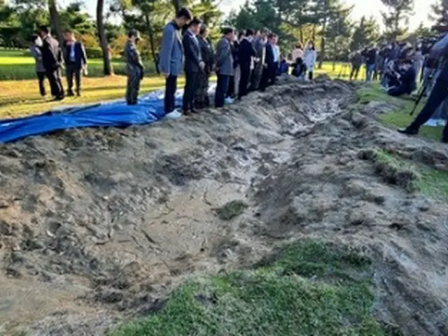 １２日、玄武２Ｃが落下した基地を視察する最大野党「共に民主党」の国会議員ら＝（聯合ニュース）