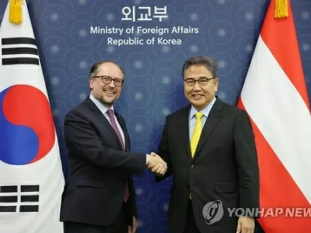 会談前に握手する韓国の朴振（パク・ジン）外交部長官（右）とオーストリアのシャレンベルク外相＝２３日、ソウル（聯合ニュース）