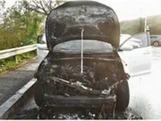 道路を走行していたSUVのエンジンから火災...ドライバー退避＝韓国ソウル