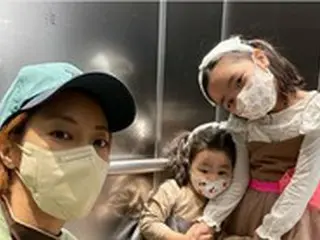 女優イ・ユンジ、「お母さんはこういう服装なのに」…2人の娘のファッションに“戸惑う”