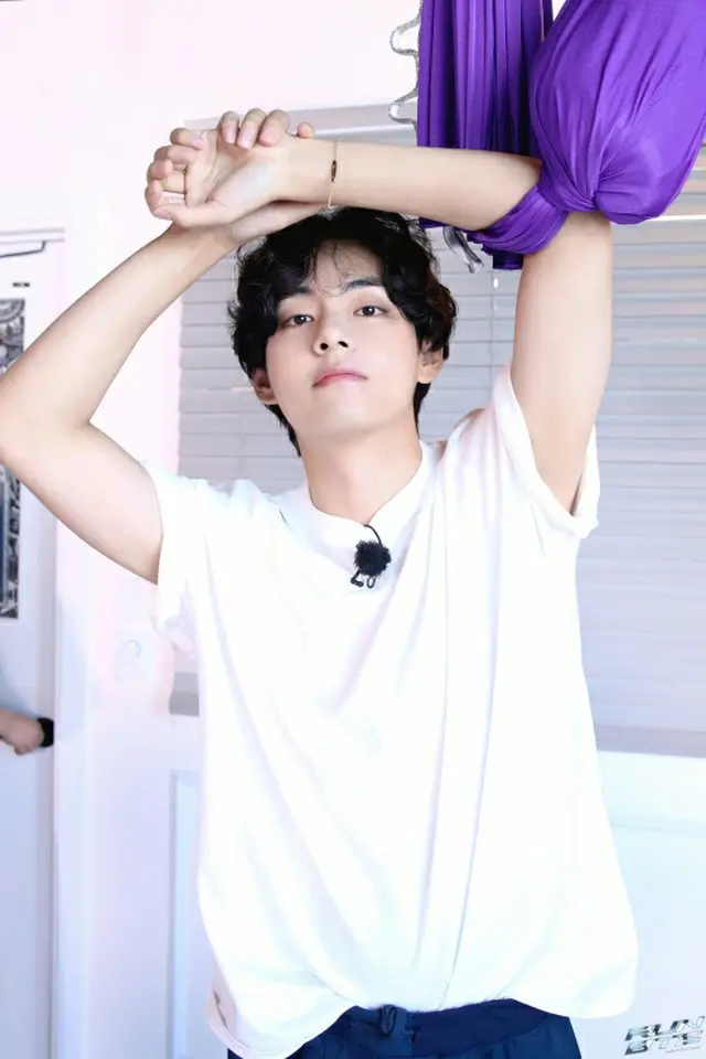 「BTS」V、フライングヨガのビハインドカット公開！“ビジュアルもフィジカルも抜群”（画像提供:wowkorea）