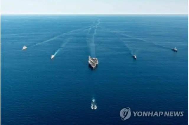 9月30日、東海の公海上で行われた韓米日の対潜水艦戦訓練の様子（韓国海軍提供）＝（聯合ニュース）≪転載・転用禁止≫