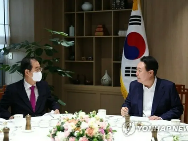 尹大統領（右）と韓首相（資料写真、大統領室提供）＝（聯合ニュース）≪転載・転用禁止≫