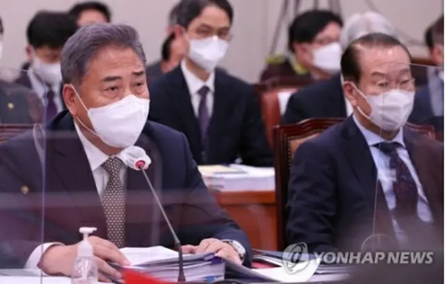 総合国政監査で答弁する朴氏（左、国会写真記者団）＝２４日、ソウル（聯合ニュース）