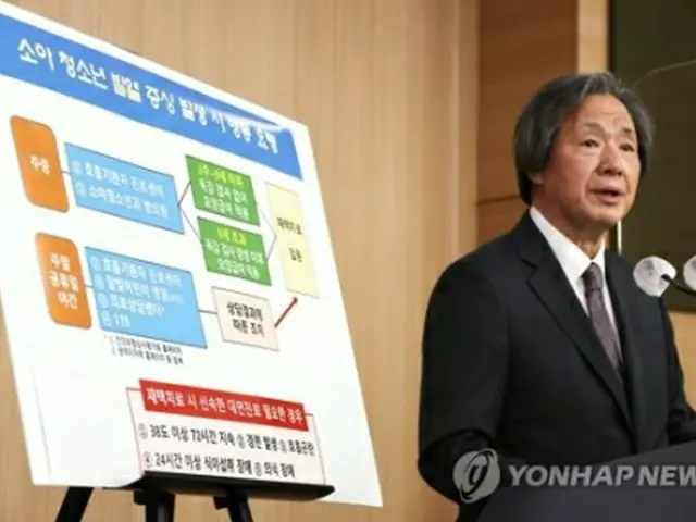 記者会見する鄭錡碩氏＝２４日、ソウル（聯合ニュース）