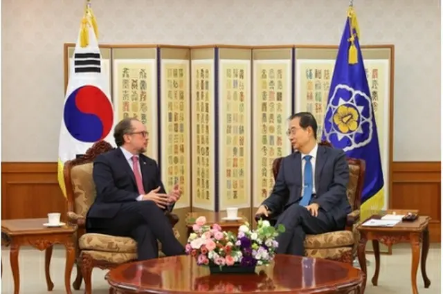 会談する韓悳洙首相（右）とシャレンベルク氏（国務総理室提供）＝（聯合ニュース）≪転載・転用禁止≫
