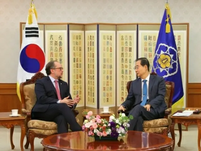 会談する韓悳洙首相（右）とシャレンベルク氏（国務総理室提供）＝（聯合ニュース）≪転載・転用禁止≫