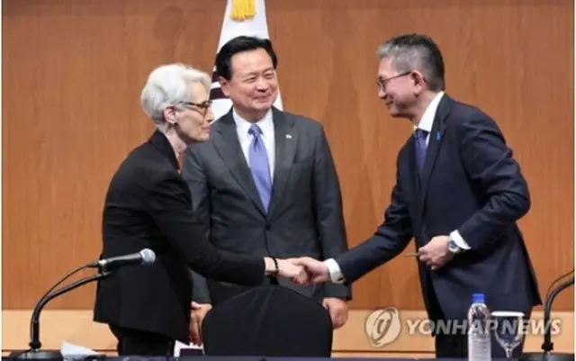 前回の韓米日外務次官協議は6月8日にソウルで開催された。共同記者会見を終えて握手を交わす（左から）シャーマン氏、趙氏、森氏＝（聯合ニュース）