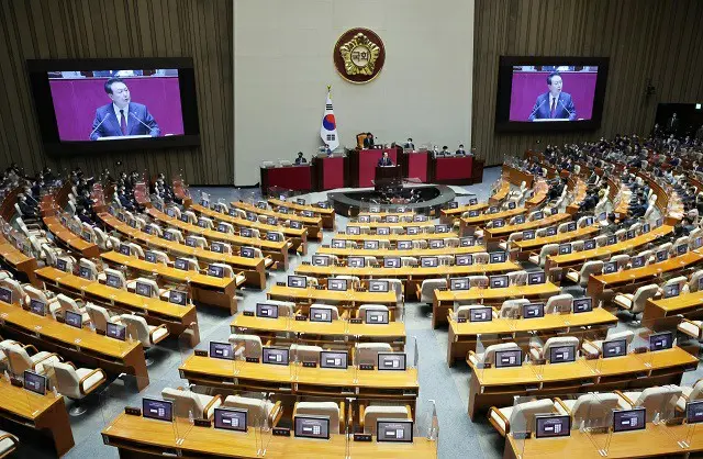 韓国の尹錫悦大統領が25日国会本会議場で、巨大野党“共に民主党”議員169人が参加しない中、来年度予算案の施政演説を行なっている様子（画像提供:wowkorea）