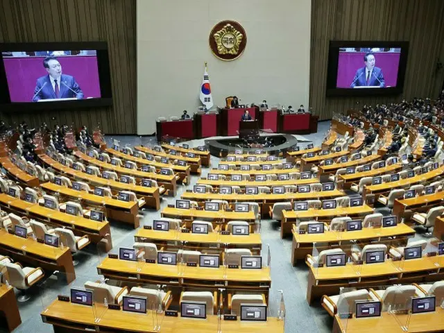 韓国の尹錫悦大統領が25日国会本会議場で、巨大野党“共に民主党”議員169人が参加しない中、来年度予算案の施政演説を行なっている様子（画像提供:wowkorea）