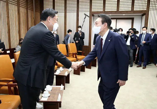 韓国の尹錫悦大統領が25日国会施政演説を終えた後、与党の鄭鎮碩非常対策委員長と握手をしている様子（画像提供:wowkorea）
