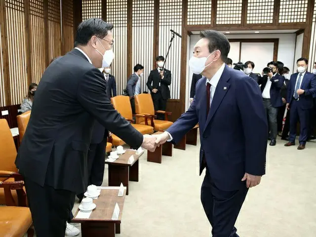 韓国の尹錫悦大統領が25日国会施政演説を終えた後、与党の鄭鎮碩非常対策委員長と握手をしている様子（画像提供:wowkorea）