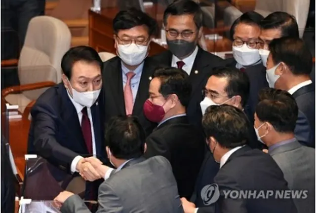 演説後、国民の力の議員らと握手する尹大統領（左、共同取材）＝２５日、ソウル（聯合ニュース）