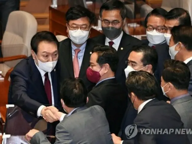 演説後、国民の力の議員らと握手する尹大統領（左、共同取材）＝２５日、ソウル（聯合ニュース）