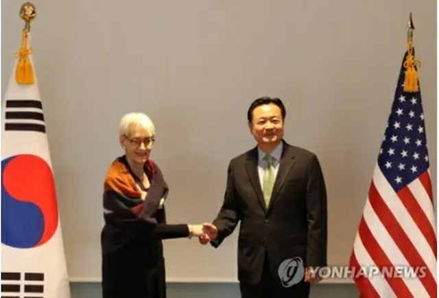会談前、握手する趙氏（右）とシャーマン氏＝２５日、東京（聯合ニュース）